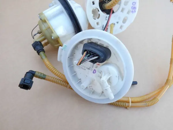 Audi Q7 4L Bränslepump OEM 7L8919679D Begagnad image 3