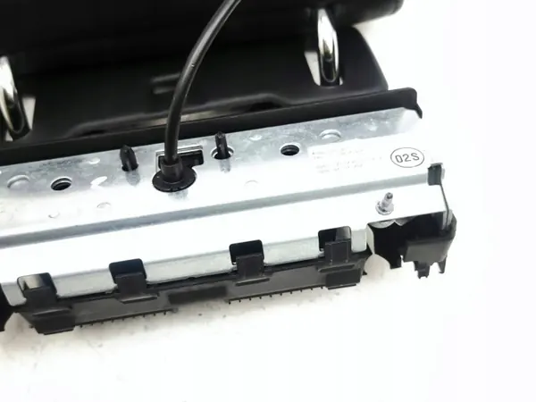 Audi Q7 4L 2008 3. rivin pääntuki oikea puoli OEM 8350264PA0 image 4