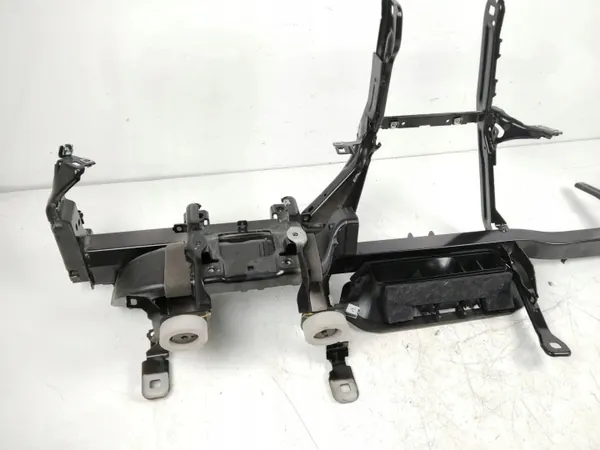 Audi e-tron kojetaulun vahvike OEM RZV64518 image 4
