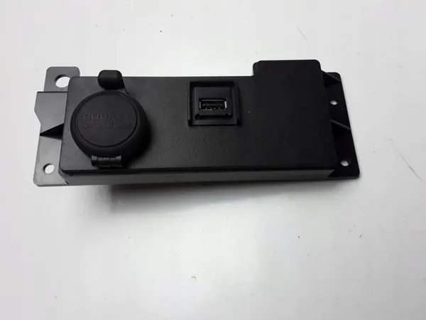 Enchufe USB Infiniti OEM 969181ME0A - Pieza Usada image 2