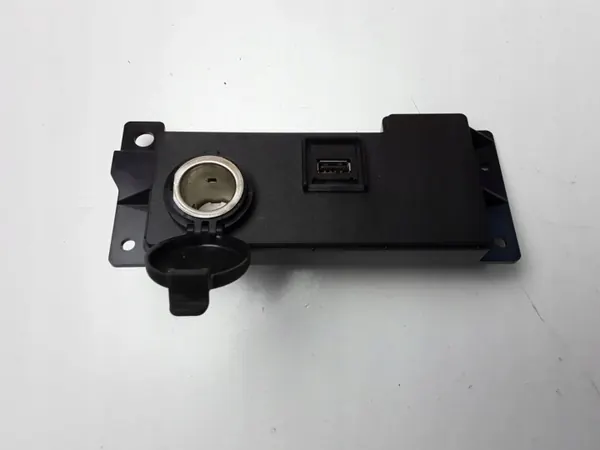 Enchufe USB Infiniti OEM 969181ME0A - Pieza Usada image 3