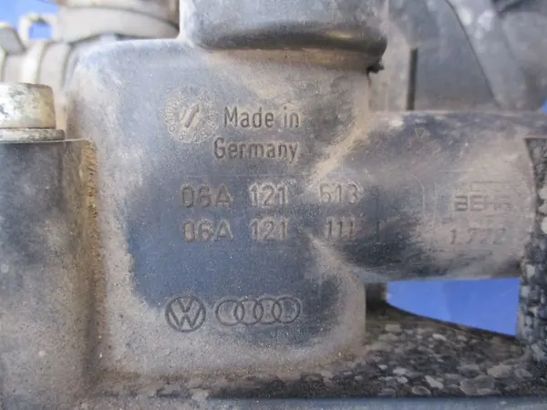 AUDI A3 8L 1.6 Carcasa de termostato 06A121513 image 2