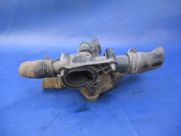 AUDI A3 8L 1.6 Carcasa de termostato 06A121513 image 3