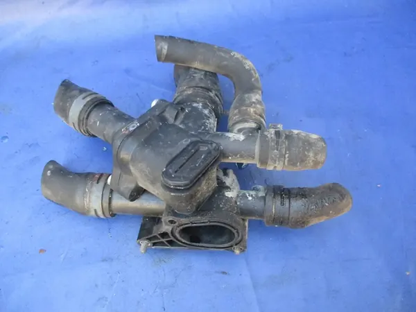 AUDI A3 8L 1.6 Carcasa de termostato 06A121513 image 4