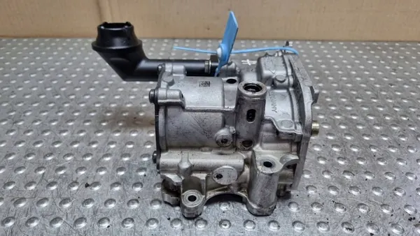Pompe à huile d'occasion OEM 04L145208H pour VW 2.0TDI image 3