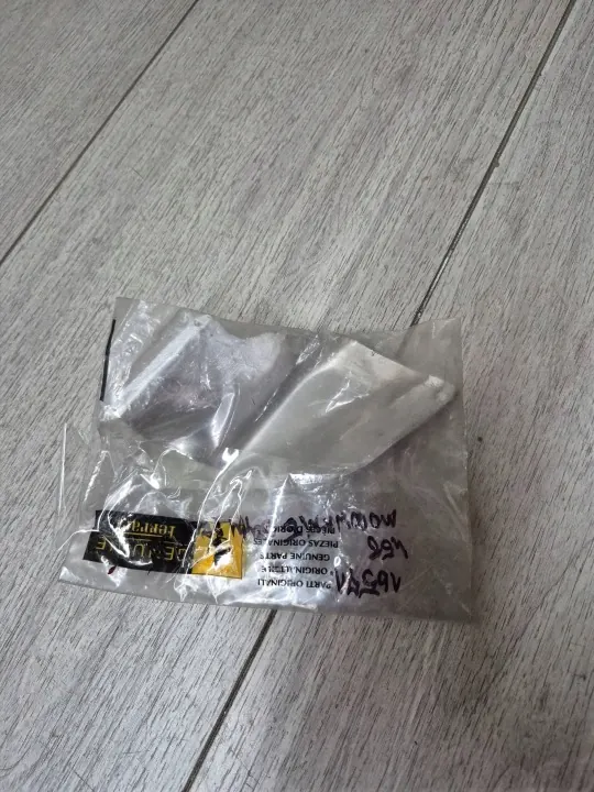 Ferrari 458 höger fönsterfäste OEM 270832 image 2