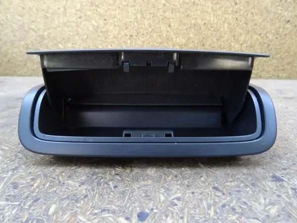 GOLF V VI SCIROCCO PASSAT Säilytysvalo 1K0867489D image 3