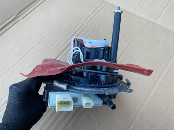 AdBlue-Pumpenmodul OEM 204620353R für Renault Master image 3