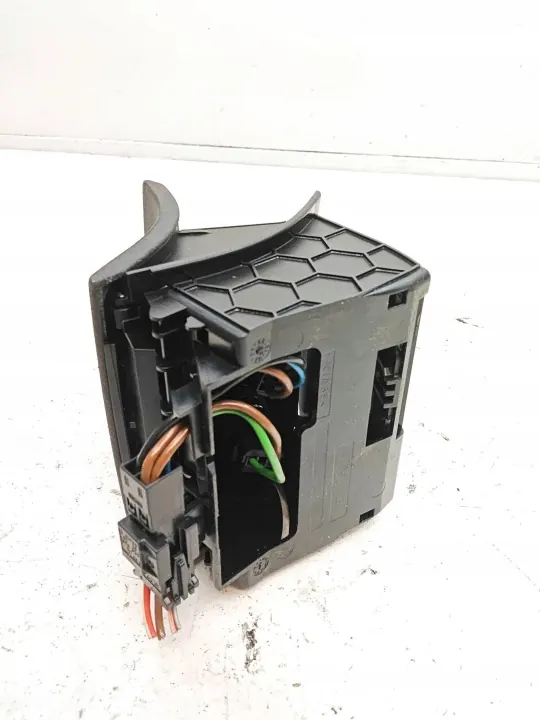 Prise 12V Arrière Mercedes-Benz S W221 OEM A2218200009 image 3