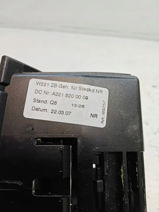 Prise 12V Arrière Mercedes-Benz S W221 OEM A2218200009 image 4