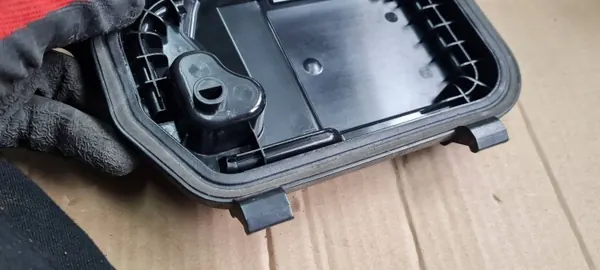 Audi A6 C6 Höger Framlyktlock OEM 4F0941158 image 9