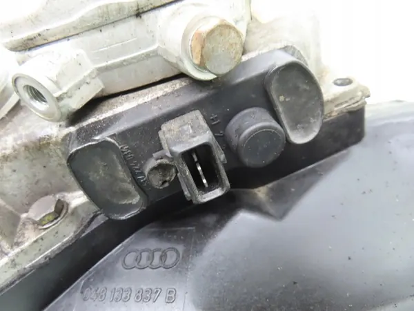 Audi Coupe 1993 Fuel Distributor OEM image 6