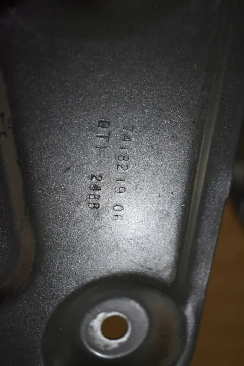 Vänster stänkskärmsfäste OEM 7451725 för BMW G05 G06 G07 image 3