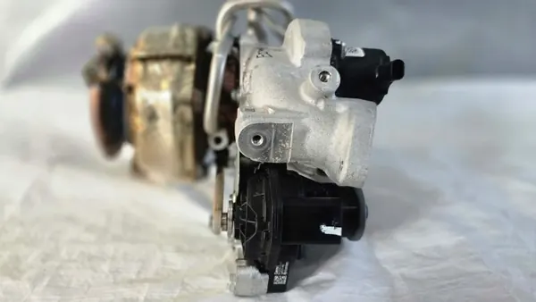 Turbo Renault OEM 144100467R - Usado image 4