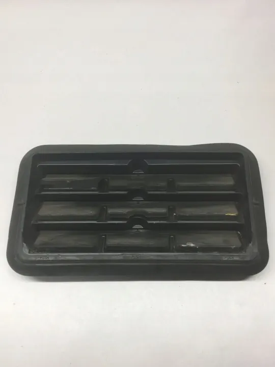 Dodge Challenger tuuletusritilä OEM 68170766 Käytetty image 3