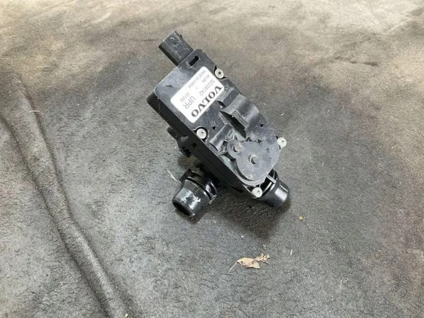 Moteur de circulation d'eau d'occasion OEM 221203 Volvo image 2
