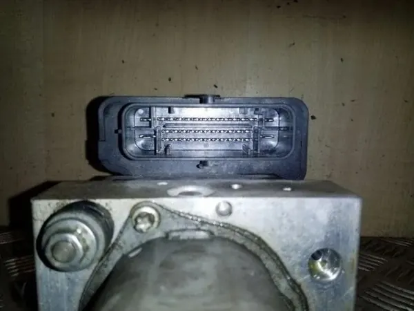 Bomba ABS usada OEM 269537 para Tesla Model S 2014 image 3