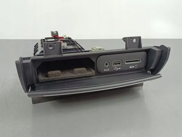 Enchufe AUX Maserati OEM FOB38959 - Usado image 2
