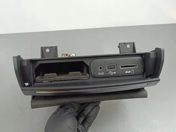 Enchufe AUX Maserati OEM FOB38959 - Usado image 3