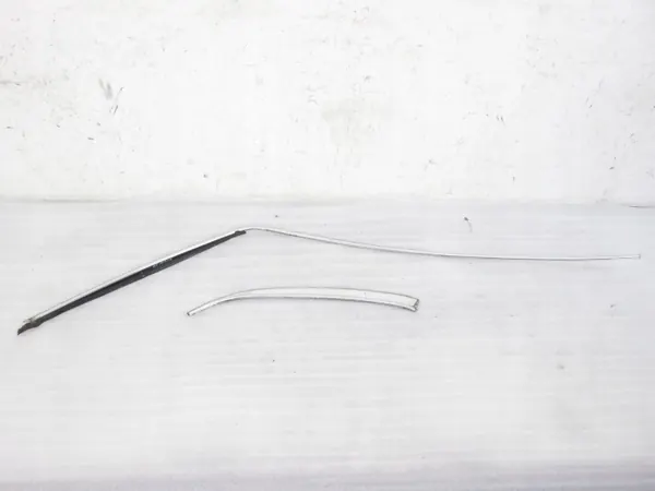 Moulure de toit gauche OEM M893108 - État utilisé image 2