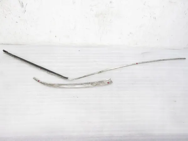 Moulure de toit gauche OEM M893108 - État utilisé image 3