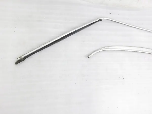 Moulure de toit gauche OEM M893108 - État utilisé image 4