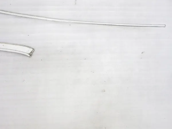 Moulure de toit gauche OEM M893108 - État utilisé image 5