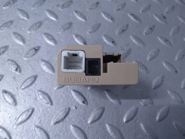 Tomada USB Subaru OEM 86257FJ000 - Peça usada image 3