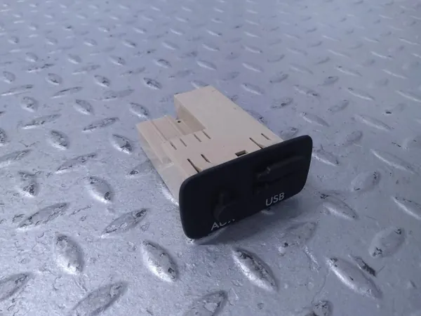 Tomada USB Subaru OEM 86257FJ000 - Peça usada image 5