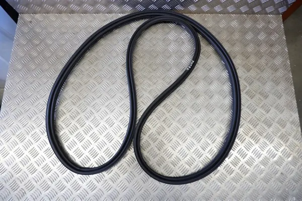 Junta de maletero Toyota Yaris Cross OEM 67881-0D240 image 2