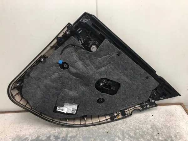 Mercedes W205 Vasen Takaoven Sisustus OEM A2055401310 image 5