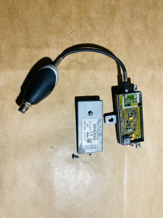 Mercedes-antennivahvistimen kanta OEM A1718200089 image 2