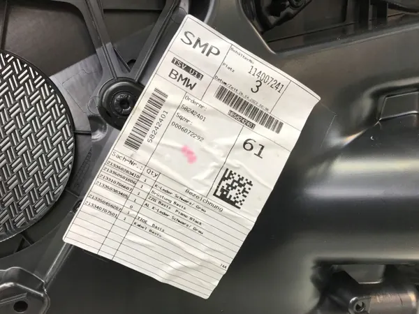 BMW X1 U11 2023 Oven Verhoilu OEM 8242401 Oikea Taka image 4