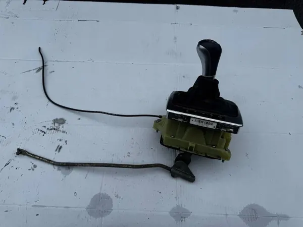 Palanca de cambios Mercedes-Benz OEM A2042678124 - Usado image 2