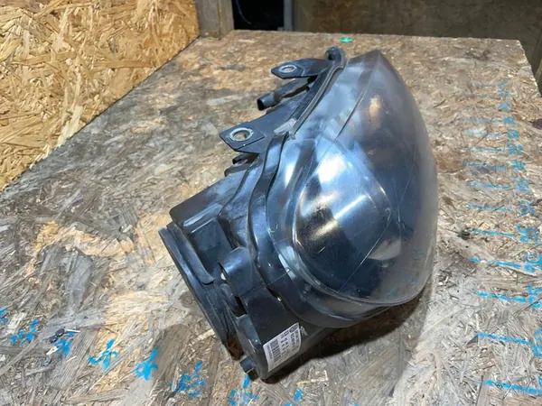 VW Golf VI 6 5K1 08-12 Farol Dianteiro Direito image 2