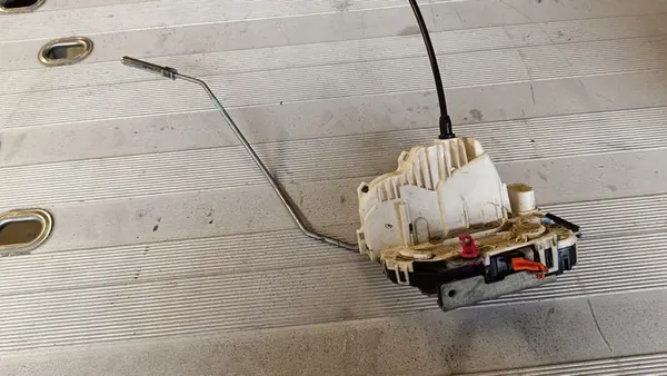 Vänster framdörrslås JEEP GRAND CHEROKEE WK2 P68250661AC image 2