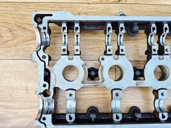 Couvertoir d'arbres à cames OEM 06B103127M Audi A4 B6 B7 image 4