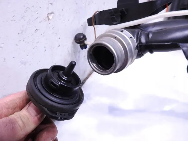 Réservoir carburant OEM 3C0201085B pour VW Passat B6 1.4TSI CNG image 3