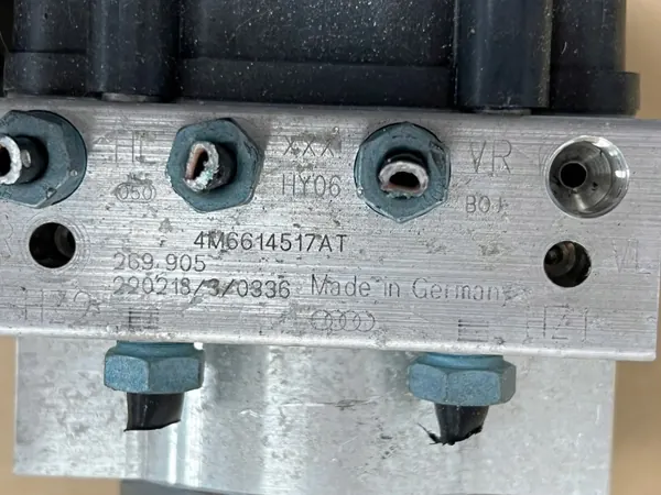 Bomba ABS Audi Q8 OEM 4M6907379AE Usado image 3