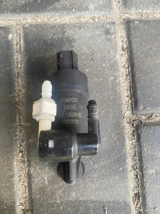 FORD FOCUS MK3 Windshield Washer Motor BV6117K624-BC image 3