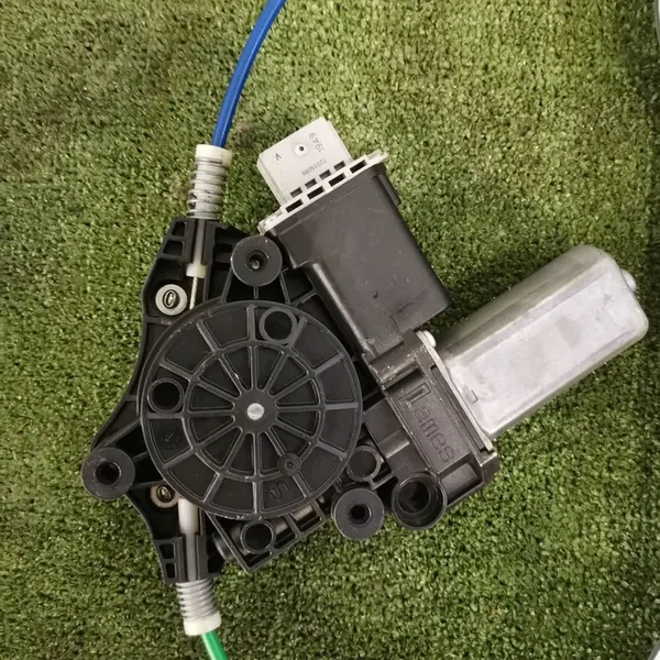 Motor do elevador de vidro dianteiro direito OPEL CORSA E 39161985 image 2