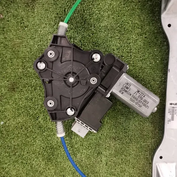 Motor do elevador de vidro dianteiro direito OPEL CORSA E 39161985 image 4