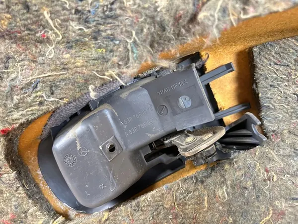 Mercedes-Benz Vito Viano W638 Deuropening A6387202410 image 5