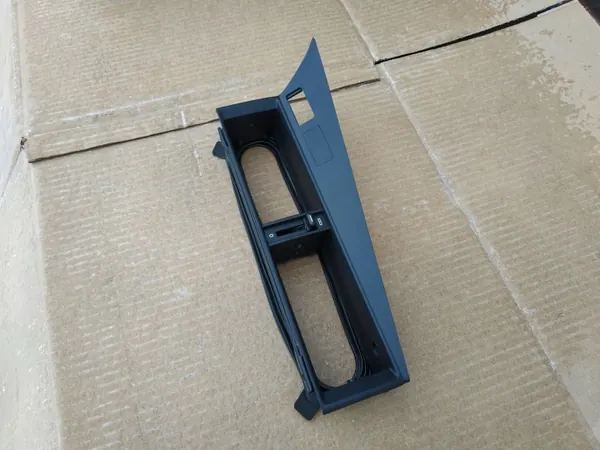 Cadre de grille centrale MB190/W201 - Pièce OEM d'occasion image 3