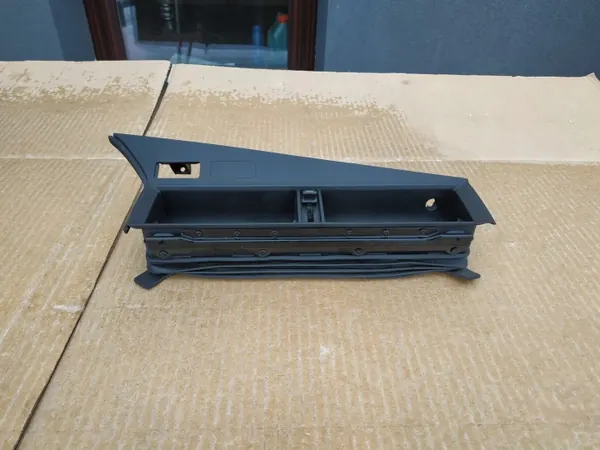 Cadre de grille centrale MB190/W201 - Pièce OEM d'occasion image 4