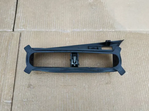 Cadre de grille centrale MB190/W201 - Pièce OEM d'occasion image 6