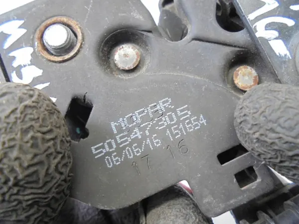 Alfa Romeo Giulia Motorhuvslås vänster OE 50547305 image 5