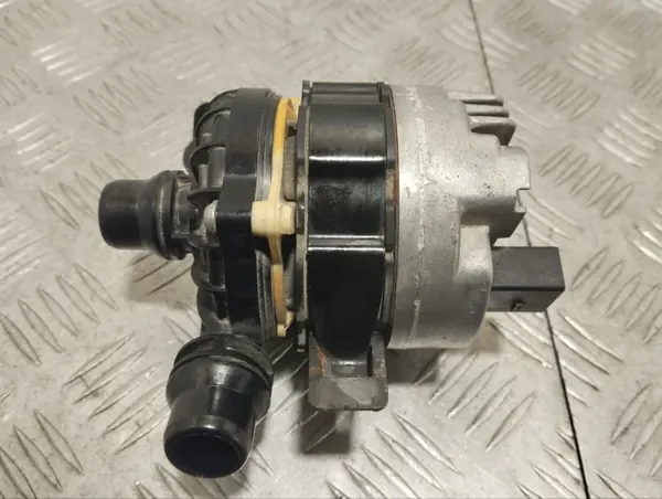 Vattenpump Aston Martin DB11 2019 OEM HY538B590AB image 8