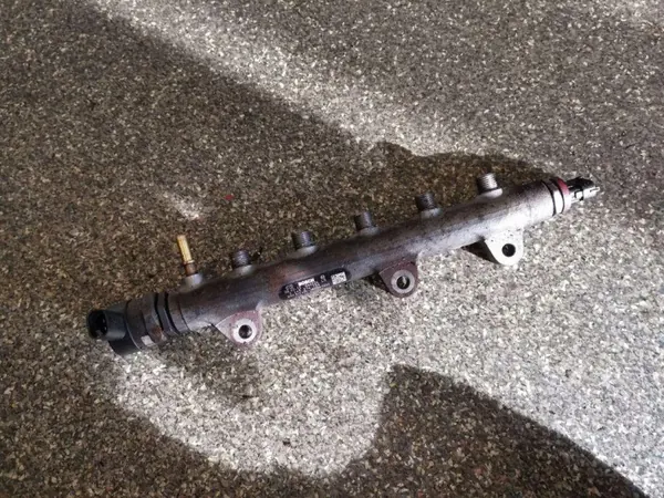 Einspritzschiene Renault OE 0281002800 Gebraucht image 2