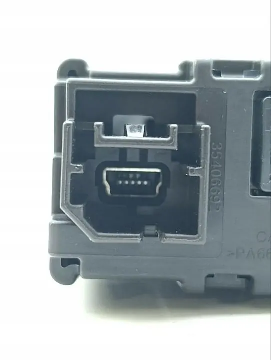 Porta USB Jeep OEM 68452765AA para Grand Wagoneer 2022 image 7